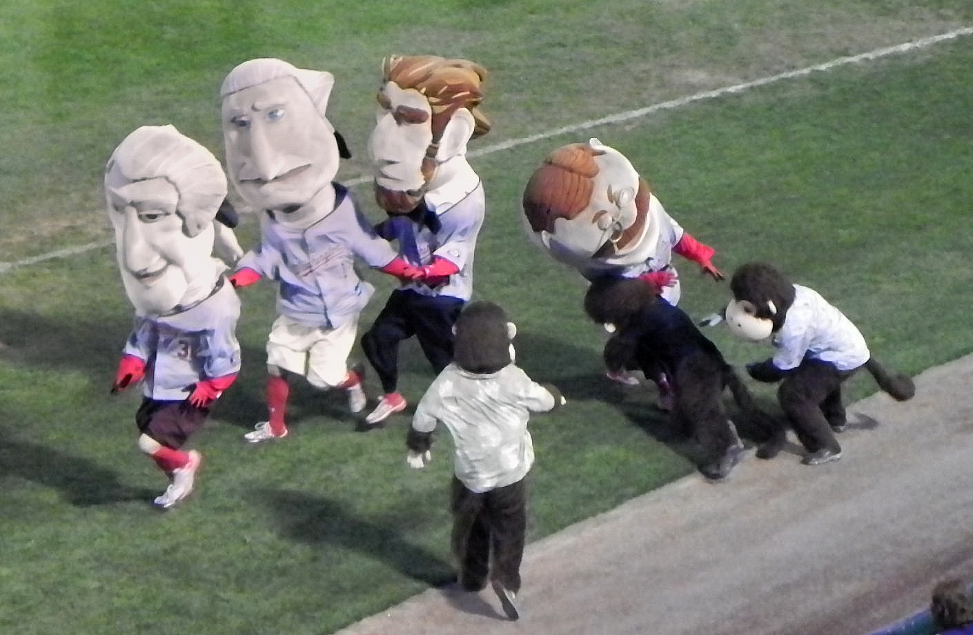 Video: Nats fans meet Stephen Strasmonkey, who promptly tackles Teddy – LET  TEDDY WIN